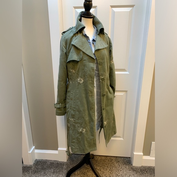 Well tailored and gorgeous corduroy trench coat with embroidery - Picture 10 of 15